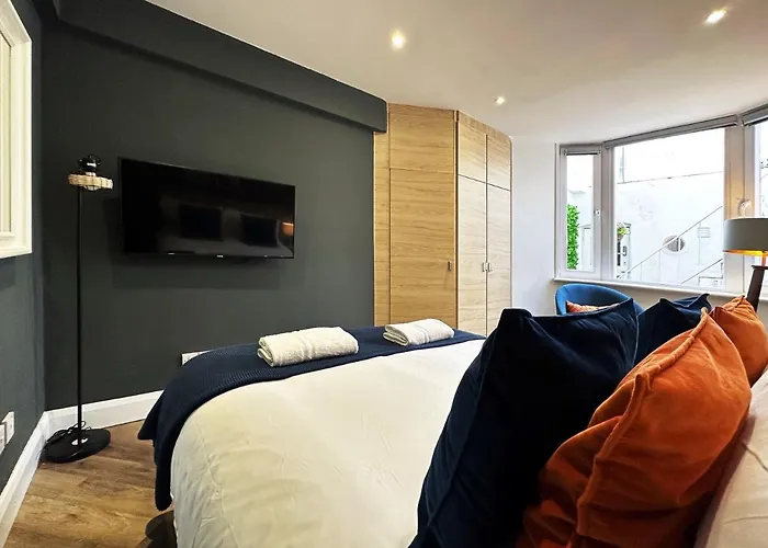 Liam Place Near Hyde Park - 1 Double Bed, 1 Sofa Bed, Spacious Apartment, Private Entrance