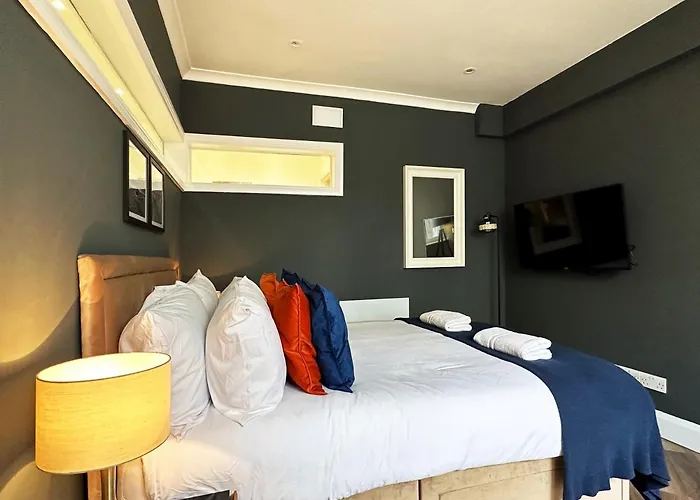Liam Place Near Hyde Park - 1 Double Bed, 1 Sofa Bed, Spacious Apartment, Private Entrance