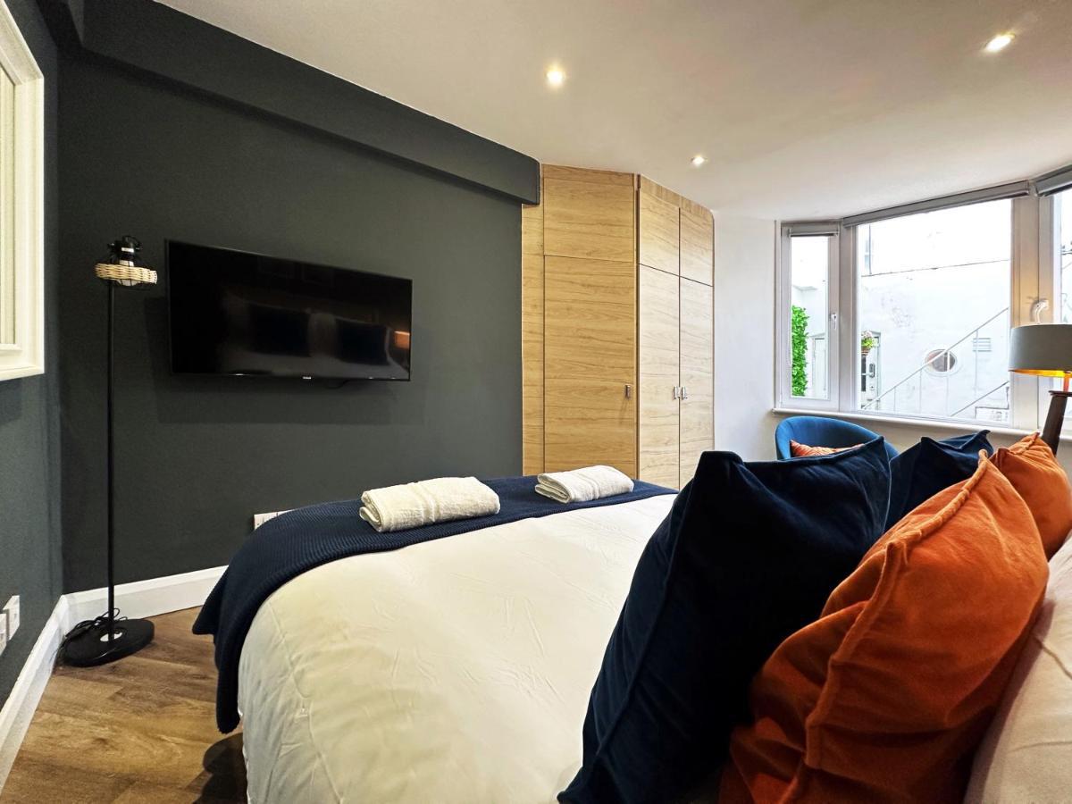 Liam Place Near Hyde Park - 1 Double Bed, 1 Sofa Bed, Spacious Apartment, Private Entrance Apartment *