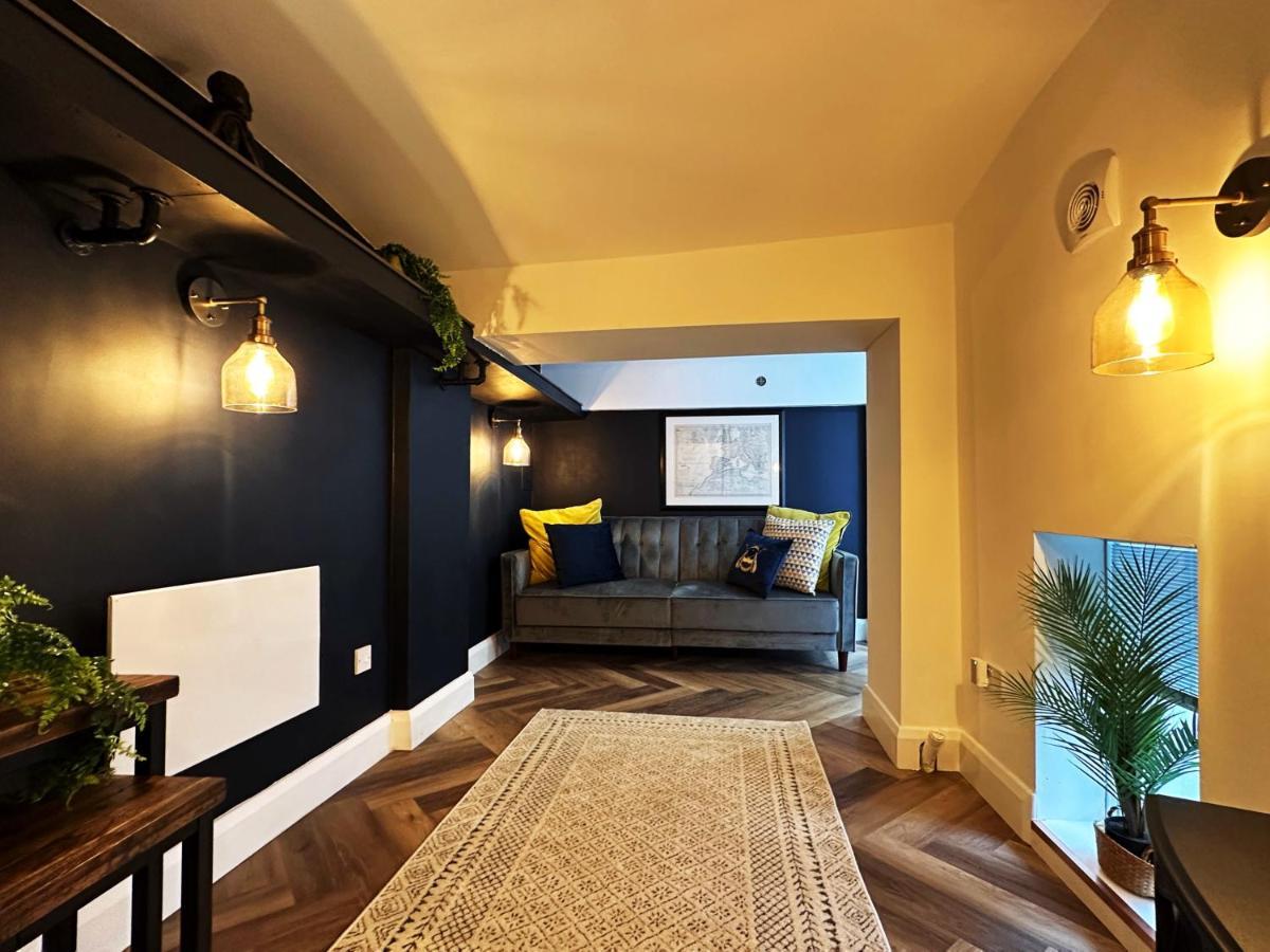 Liam Place Near Hyde Park - 1 Double Bed, 1 Sofa Bed, Spacious Apartment, Private Entrance *