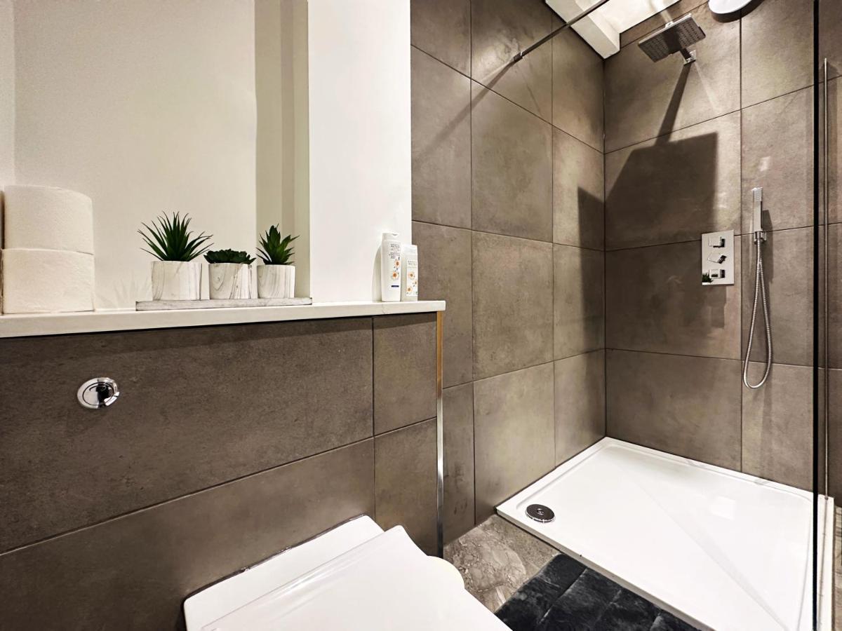 Liam Place Near Hyde Park - 1 Double Bed, 1 Sofa Bed, Spacious Apartment, Private Entrance *