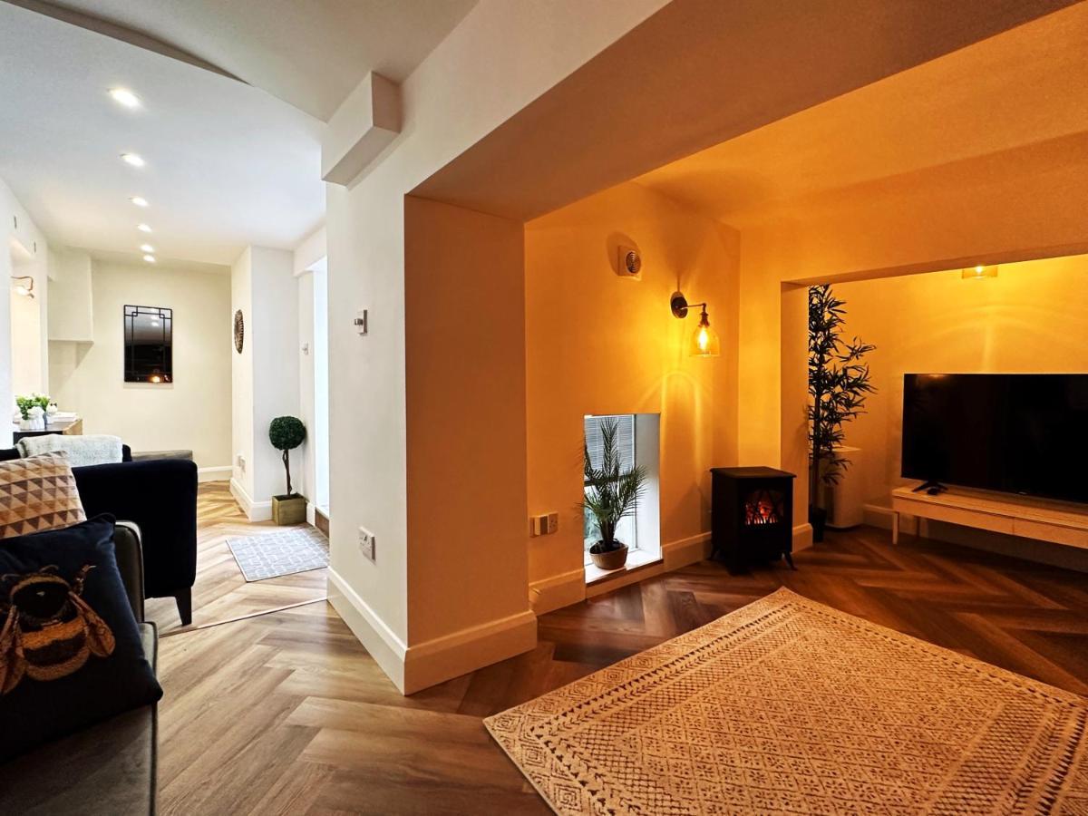 Liam Place Near Hyde Park - 1 Double Bed, 1 Sofa Bed, Spacious Apartment, Private Entrance Apartment *