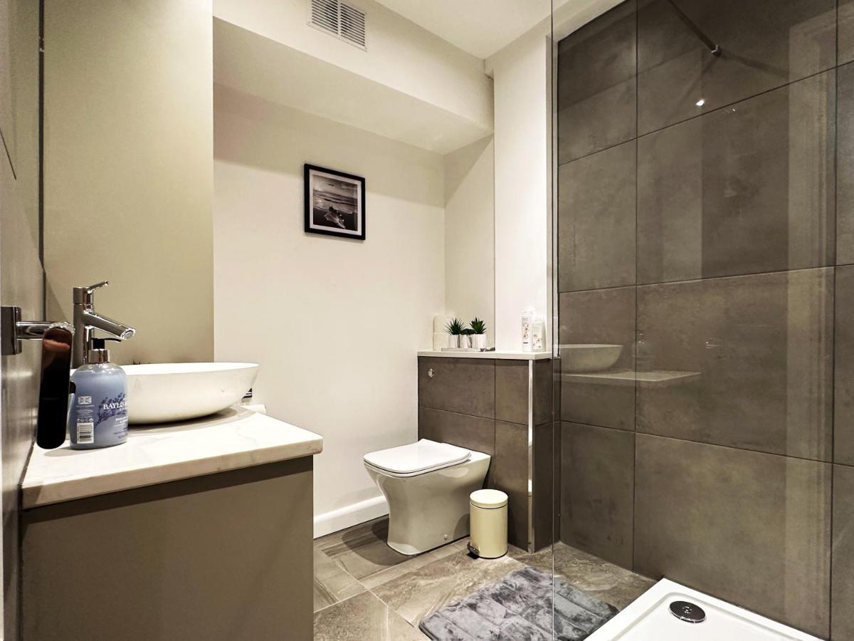 Liam Place Near Hyde Park - 1 Double Bed, 1 Sofa Bed, Spacious Apartment, Private Entrance * London