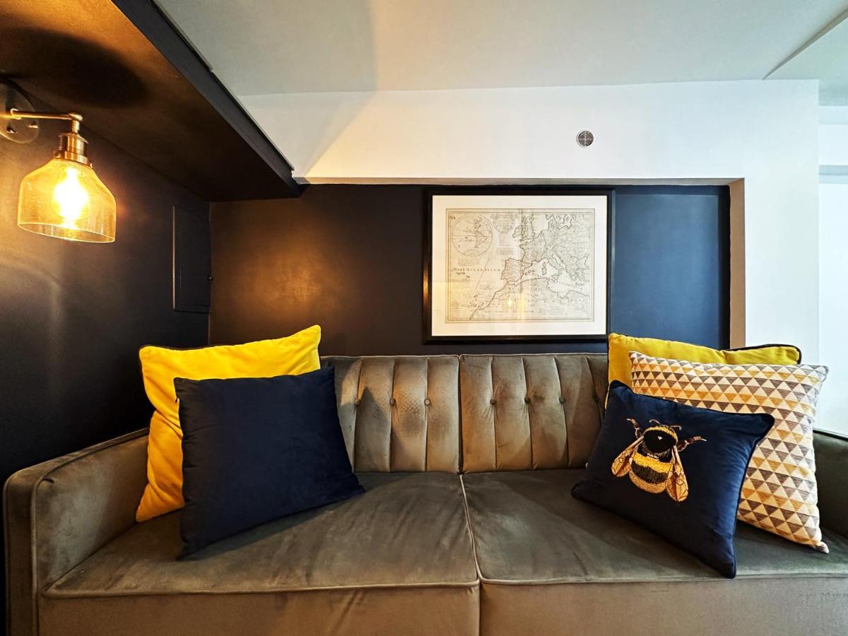 Liam Place Near Hyde Park - 1 Double Bed, 1 Sofa Bed, Spacious Apartment, Private Entrance *
