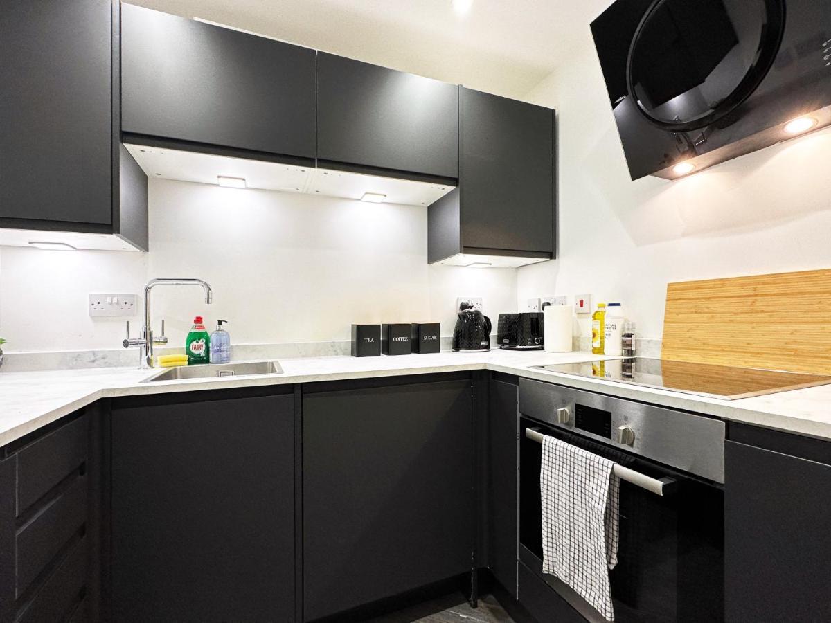 Liam Place Near Hyde Park - 1 Double Bed, 1 Sofa Bed, Spacious Apartment, Private Entrance *