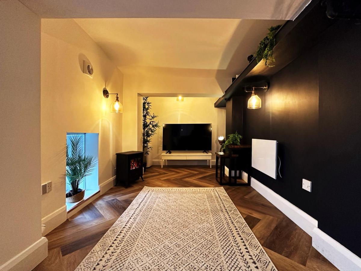 Apartment Liam Place Near Hyde Park - 1 Double Bed, 1 Sofa Bed, Spacious Apartment, Private Entrance